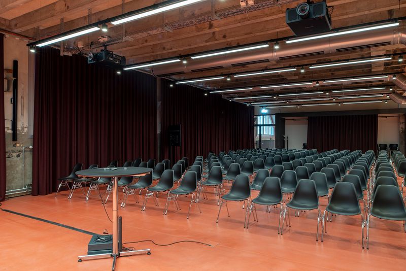 Kantonales Schulprovisorium und Schule für Gestaltung im Bernapark, Stettlen – Eventraum / Aula – Aebi & Vincent Architekten SIA AG, Fotografie: Adrian Scheidegger